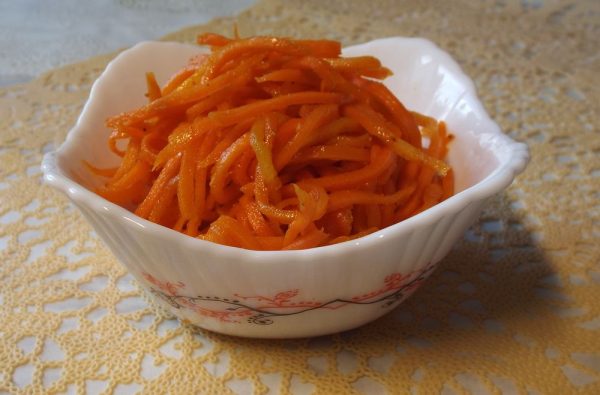 salat s korejjskojj morkovyu i kopchjonojj kuricejj: poshagovyjj recept s foto i video39 Салат з корейською морквою і копченою куркою: покроковий рецепт з фото і відео