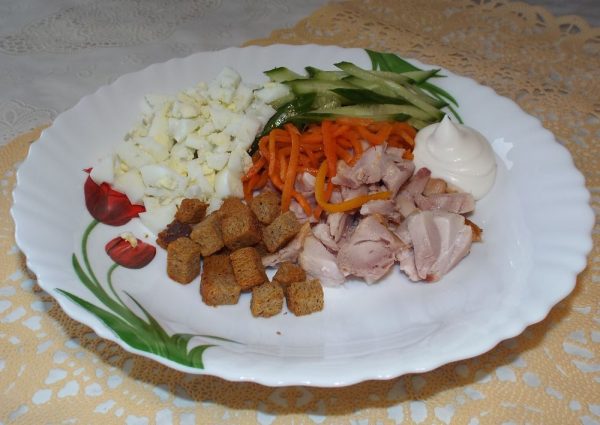 salat s korejjskojj morkovyu i kopchjonojj kuricejj: poshagovyjj recept s foto i video40 Салат з корейською морквою і копченою куркою: покроковий рецепт з фото і відео