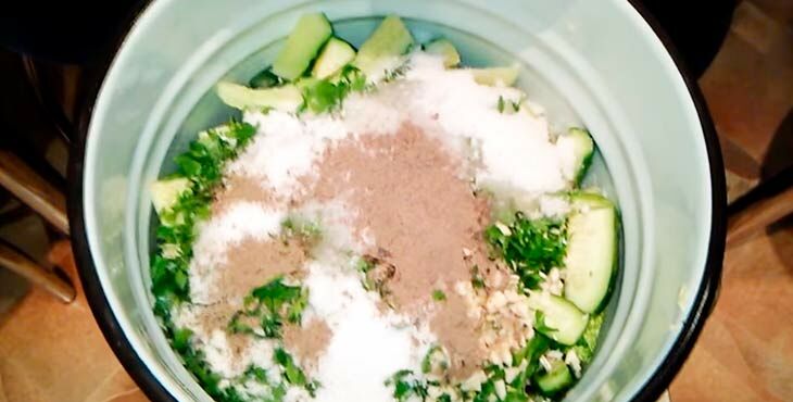 samye vkusnye salaty iz ogurcov na zimu59 Найсмачніші салати з огірків на зиму
