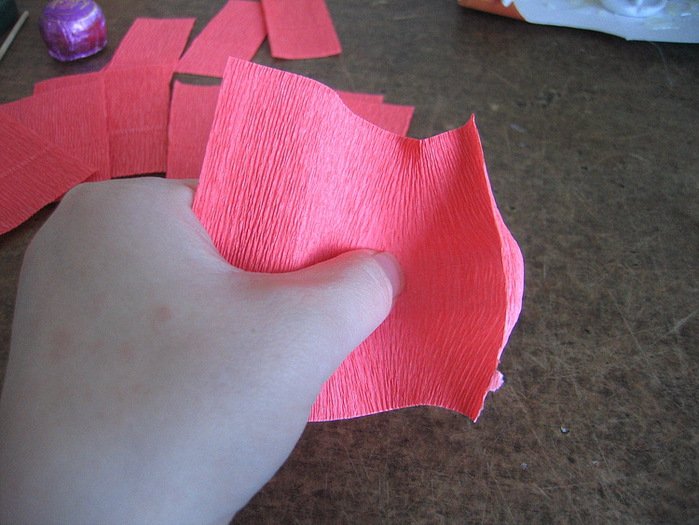 Троянди з гофрованого паперу своїми руками, покрокові інструкції для початківців