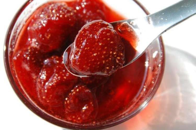 06eb7429245e8af658a60e94d1da10a8 Як варити варення з полуниці Вікторія, щоб ягоди були цілими?