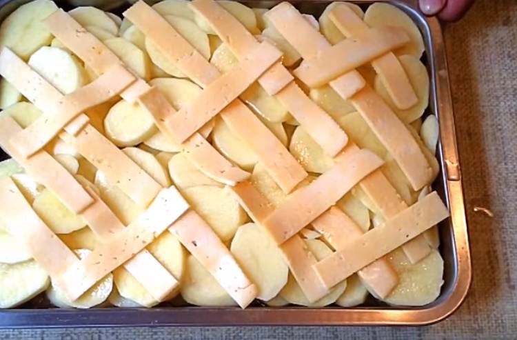 0923a8db9becf7f49bc029b3cd874cdf Куряче філе з картоплею в духовці: 5 найсмачніших рецептів