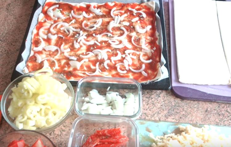 0c2540e22d7ab587d5a64f946a7504cd Піца з ковбасою і сиром в духовці: 5 простих рецептів приготування в домашніх умовах