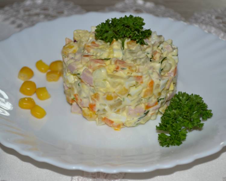 2b28e3534311e5e2e87479682a3ee71f Класичний салат Олівє з ковбасою (прості рецепти)
