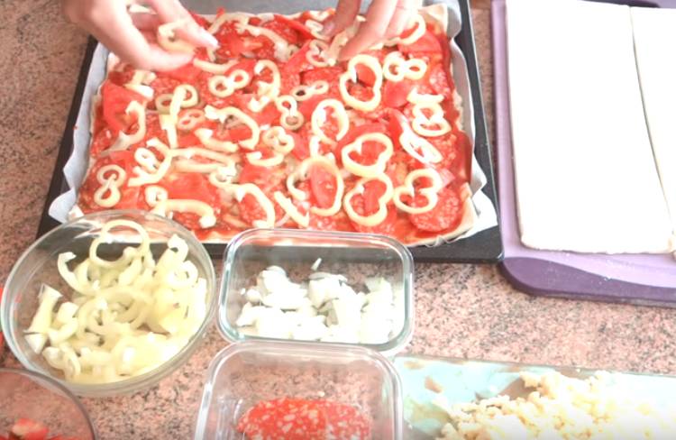 336745c0ddbc3c043d2ddeeea21faf04 Піца з ковбасою і сиром в духовці: 5 простих рецептів приготування в домашніх умовах