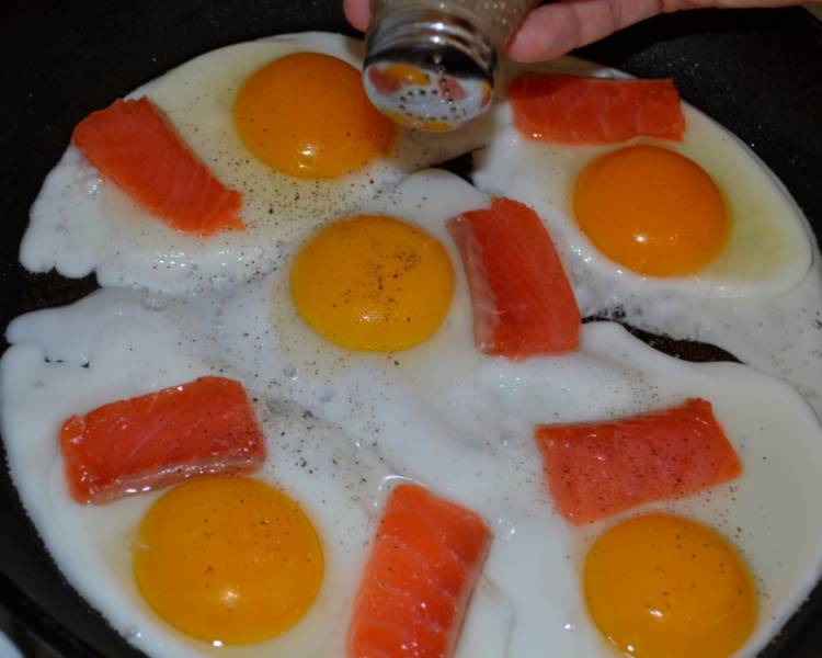 3bd81398456601d7c3c3a7f13db03098 Яєчня з червоною слабосоленої рибою на сковороді — наш літній сніданок