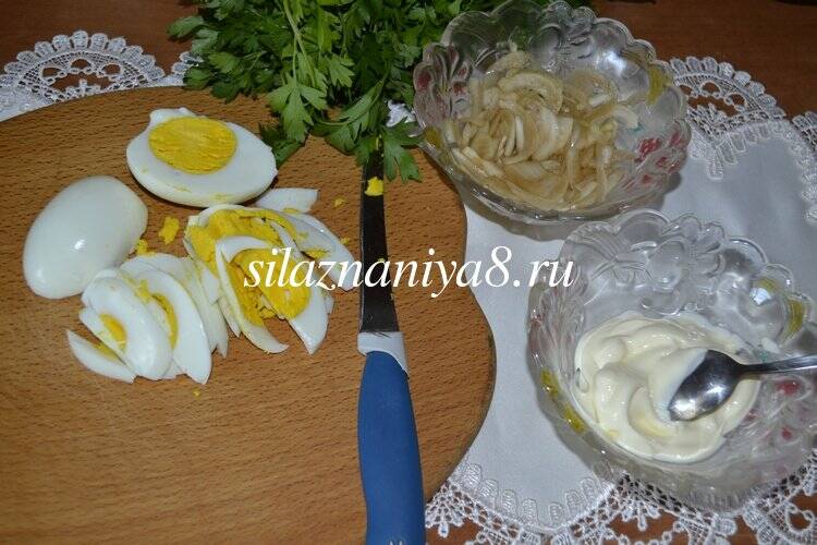 415587e1de0ce5c98332e8ee11b36e6b Салат з баклажанами, яйцем і маринованою цибулею: прості і смачні рецепти