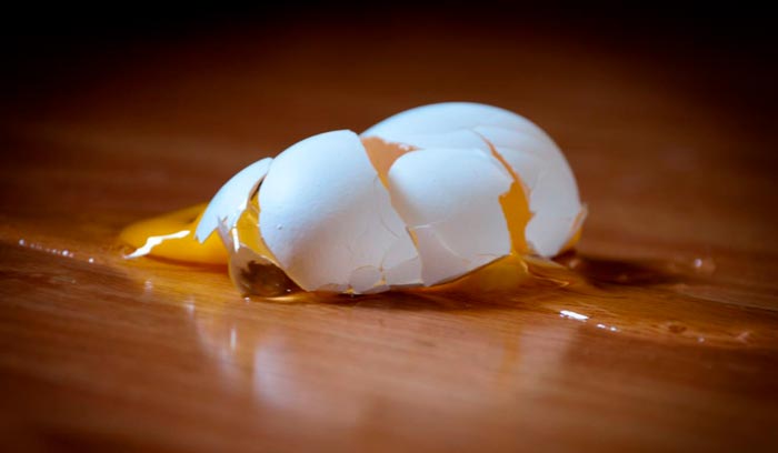 448e1d0713d34072b06e0bf8cebf2c00 Прикмета: розбити яйце, чому не можна бити об стіл, до чого впустити на підлогу