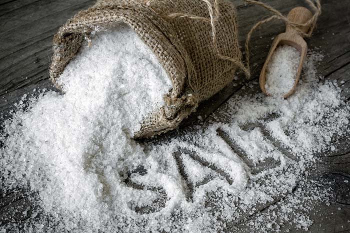 47de516f22601015be969b470cd5f8b2 Прикмета: розсипати сіль на підлогу або стіл   що робити, як уникнути сварки