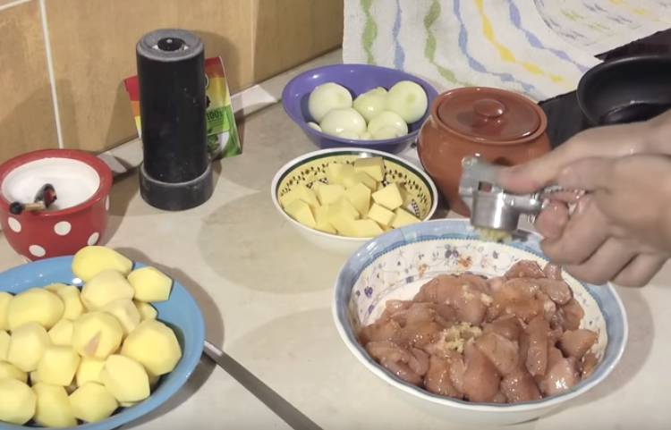 4eea2f92b5e2d1a5ad39bbbb1180952a Куряче філе з картоплею в духовці: 5 найсмачніших рецептів