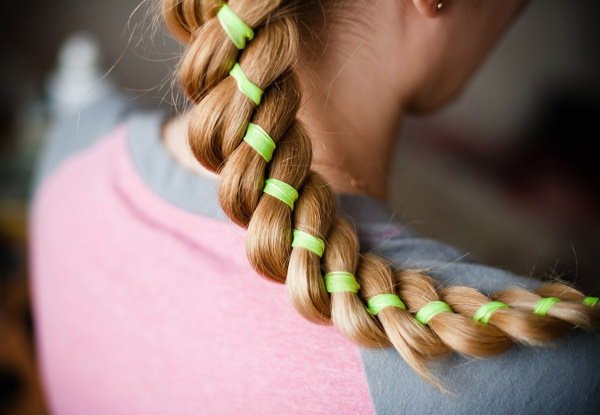 564768e4a708f08de1fc6a1efc12ddb0 Обємна коса на довге волосся для дівчаток. Фото, покрокове плетіння з гумками, на бік