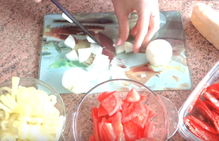 7eca35c80f2f8f72d708d6af4ab8784b Піца з ковбасою і сиром в духовці: 5 простих рецептів приготування в домашніх умовах
