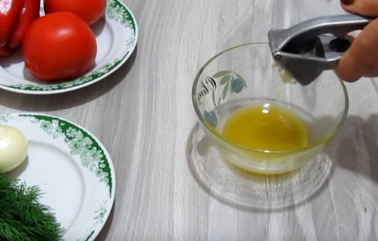 81f6d53e3a7a79beb1f3334cf265debe Салат з баклажанами, яйцем і маринованою цибулею: прості і смачні рецепти