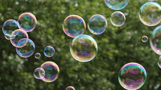 82c6a42489dd55b6a5c3b35d53732e91 Як зробити мильні бульбашки в домашніх умовах? Рецепти бульбашок, щоб були міцними і не лопалися