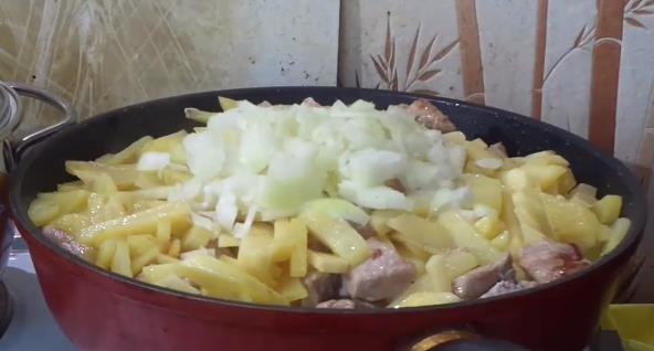 82f63a1d019c79fd086720f63f22a623 Смажена картопля з мясом на сковороді — смачні та прості рецепти приготування