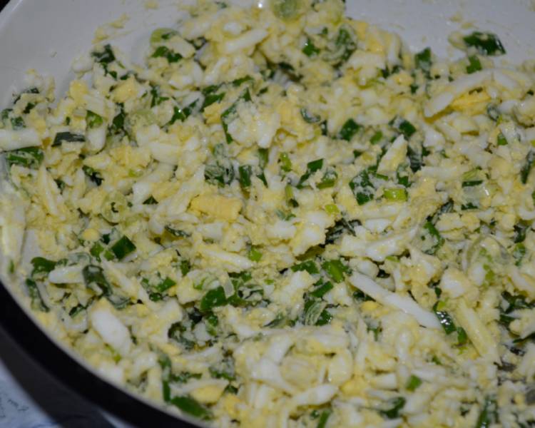83f8f9ee119d514422a1c4d60da4316a Пиріжки з яйцем і зеленою цибулею смажені на сковороді: смачні рецепти