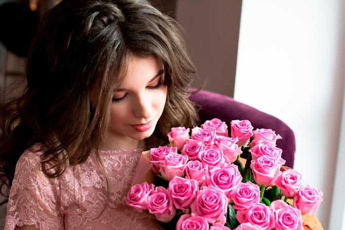 8bce7a5628f6f4630bd4df2e8228e507 До чого дарують рожеві троянди: що означають квіти дівчині в подарунок від чоловіка