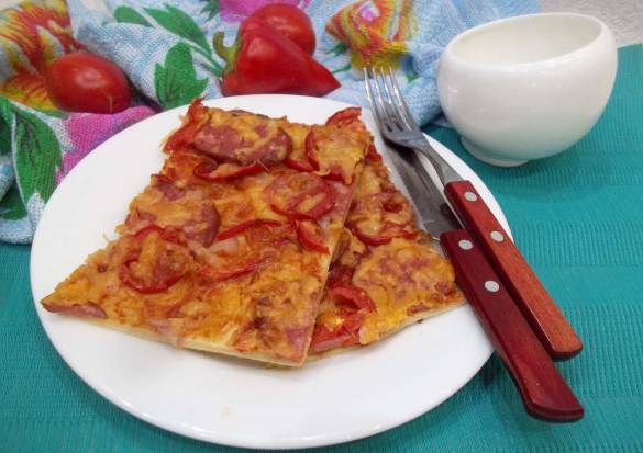 94cde753fc03eb22075708dbede156e7 Піца з ковбасою і сиром в духовці: 5 простих рецептів приготування в домашніх умовах