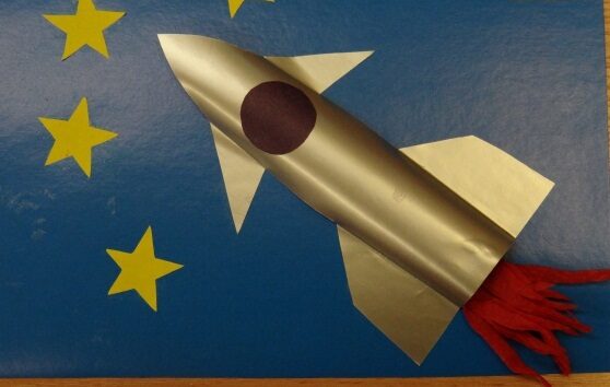 9f1154e76dacbd4e4a770bb55beff61a Ракета з паперу та картону для дітей: як зробити своїми руками саморобку ракету
