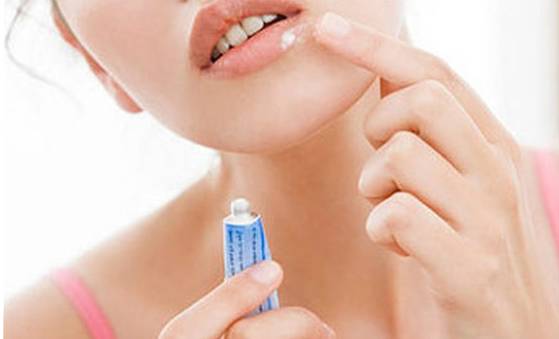 a1d7b821c57f43ab83b83750ec96da48 Тріщини на губах — причини і лікування в домашніх умовах