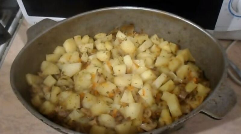 a289de6a6d7a3e6fb407c4206182272c Свинина з картоплею в духовці — прості і смачні рецепти