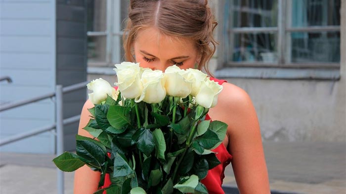 a6fe1897cf1a5fe343f30a657158c36a До чого дарують білі троянди: прикмети, що означають дівчині в подарунок від хлопця