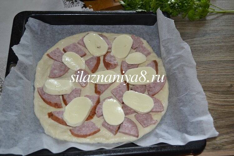 b5074b5375ece68a068a059f61b79b5d Піца з ковбасою і сиром в духовці: 5 простих рецептів приготування в домашніх умовах