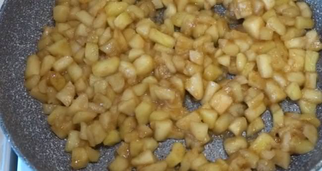 bf612677cf7354024df282432eb35009 Пиріжки з яблуками в духовці з дріжджового тіста. Рецепти смачних пиріжків яблучних