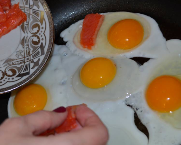 c074a07fb4fd34409f75a1b50dc92867 Яєчня з червоною слабосоленої рибою на сковороді — наш літній сніданок