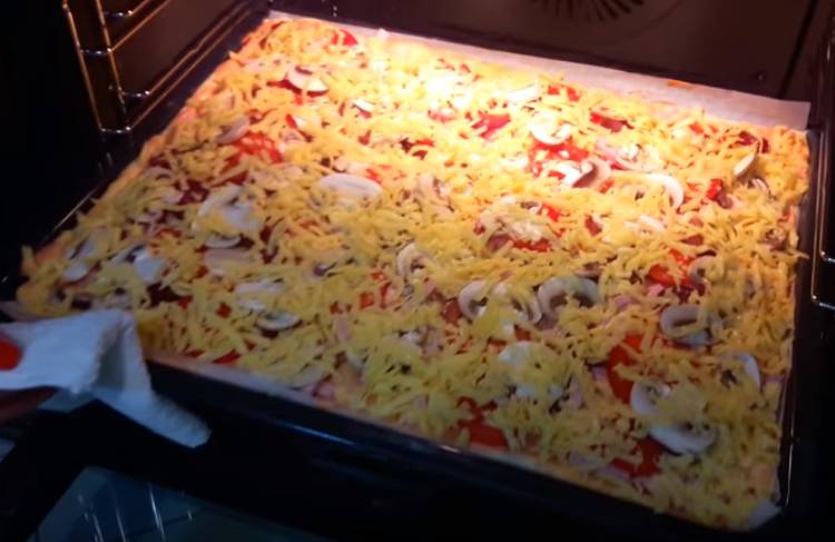ccf4f635f0595f166b3343f0b2f0447a Піца з ковбасою і сиром в духовці: 5 простих рецептів приготування в домашніх умовах