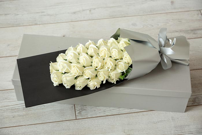 cf0a8a745c6f45148fe7d22a6e1e7ddb До чого дарують білі троянди: прикмети, що означають дівчині в подарунок від хлопця