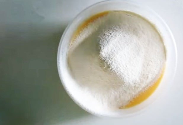 d9395a59e6c1269d39ec505aee7713bc Тонкі млинці на молоці з дірочками – смачні та прості рецепти