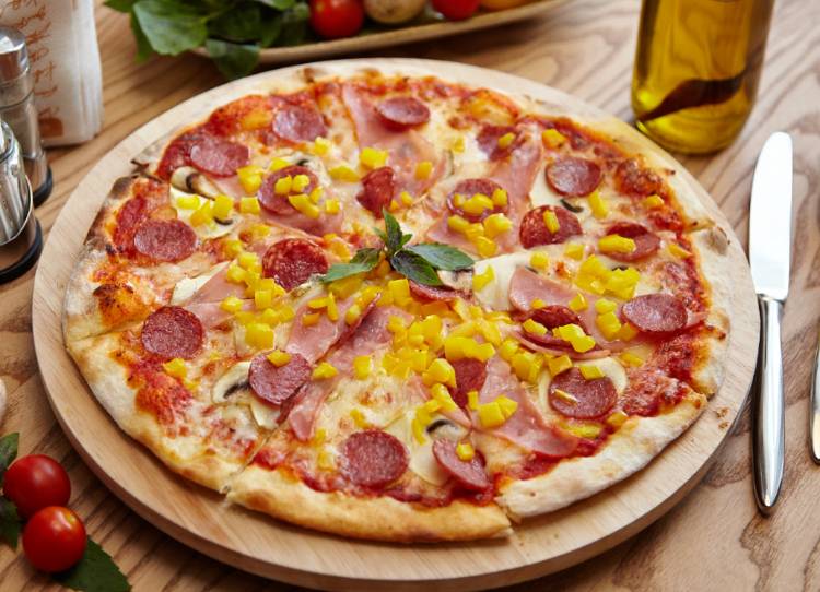 f0868920ce1c43162ec75c4492830173 Піца з ковбасою і сиром в духовці: 5 простих рецептів приготування в домашніх умовах