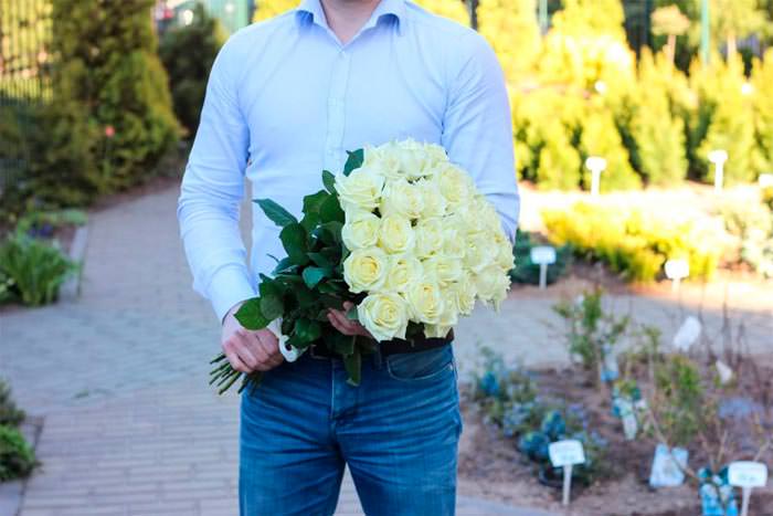 fb9bb675475f4ad469062aed840311af До чого дарують білі троянди: прикмети, що означають дівчині в подарунок від хлопця