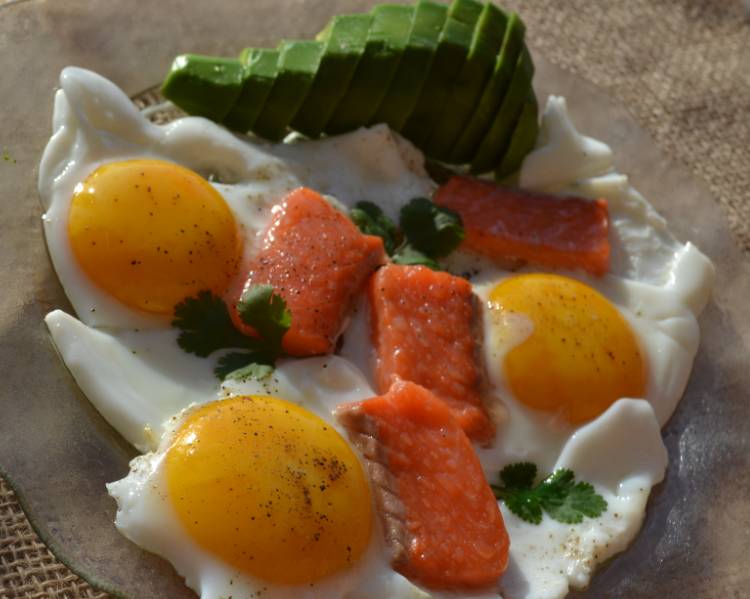 fd74eba1c2eb616706a9f3b1c86b7676 Яєчня з червоною слабосоленої рибою на сковороді — наш літній сніданок