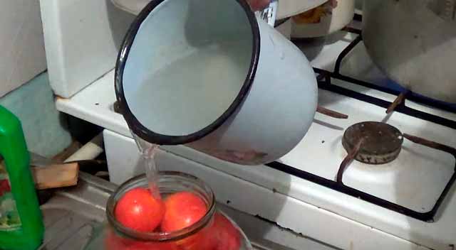 pomidory na zimu s morkovnojj botvojj   poshagovye recepty67 Помідори на зиму з морквяної бадиллям — покрокові рецепти