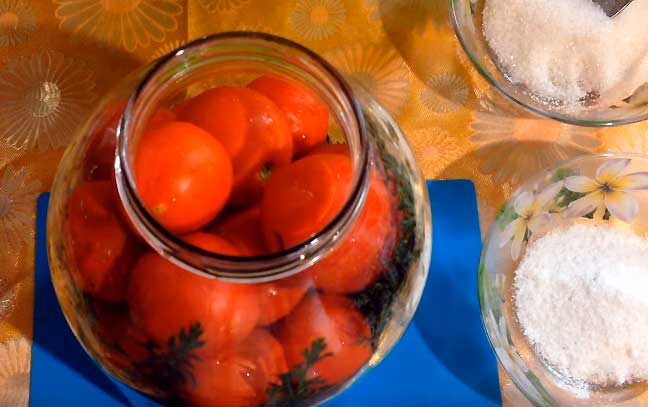 pomidory na zimu s morkovnojj botvojj   poshagovye recepty72 Помідори на зиму з морквяної бадиллям — покрокові рецепти