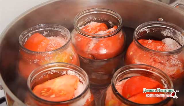pomidory polovinkami na zimu   7 ochen vkusnykh receptov40 Помідори половинками на зиму — 7 дуже смачних рецептів