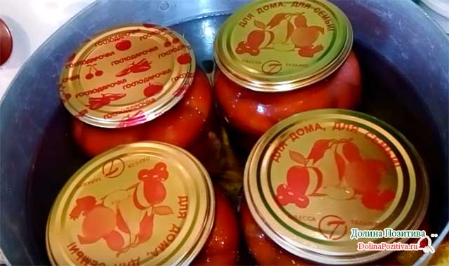 pomidory polovinkami na zimu   7 ochen vkusnykh receptov41 Помідори половинками на зиму — 7 дуже смачних рецептів