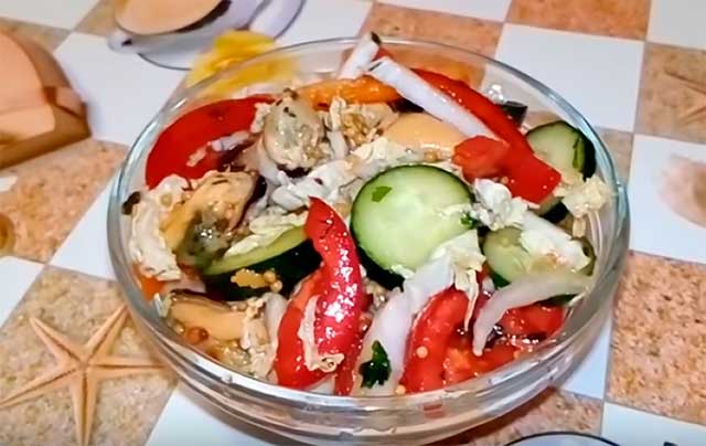 salat iz pomidorov, ogurcov, bolgarskogo perca s midiyami46 Салат з помідорів, огірків, болгарського перцю з мідіями