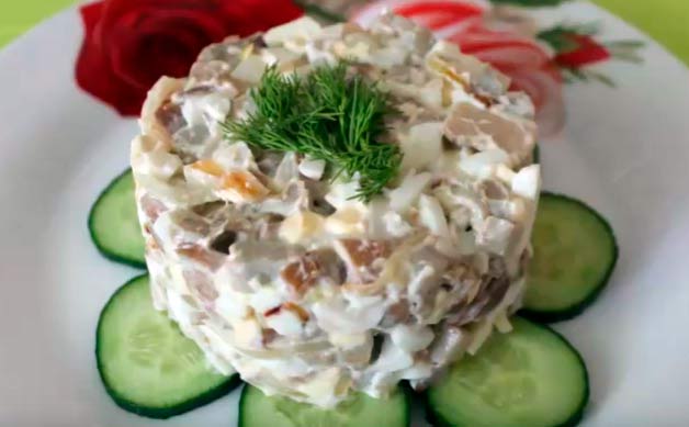 salat s solenymi gruzdyami   8 ochen vkusnykh receptov38 Салат з солоними груздями — 8 дуже смачних рецептів