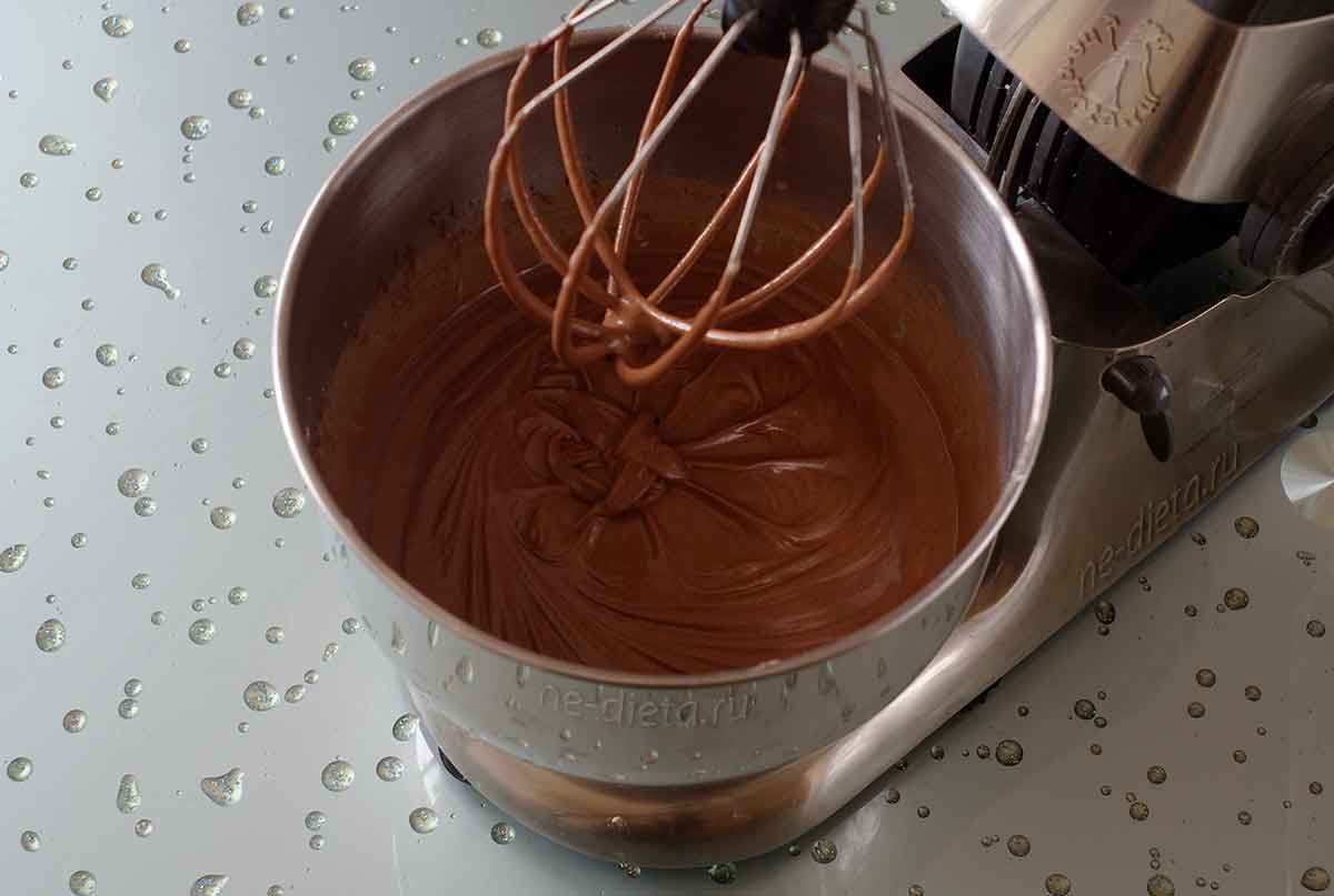 015dcefa78ed69d6e052038632fb3019 Як приготувати шоколадний торт з малиною — рецепт з шоколадного бісквіту з сирним малиновим кремом