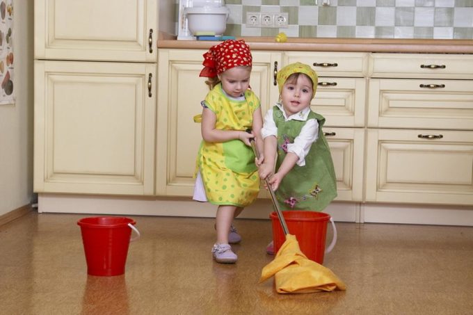  Чому не можна мити підлоги ввечері і забиратися: народні прикмети і тлумачення