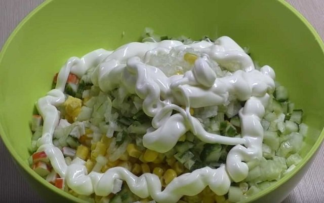 5d17addd14ab78e5efaa04da09fafc87 Салат з крабових паличок — рецепти приготування з кукурудзою, на святковий стіл