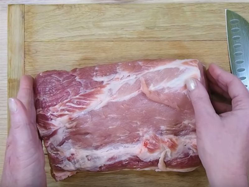 Отбивная из какого мяса. Мясо для отбивных свинина. Свинина карбонат отбивные. Часть свинины для отбивных. Какая часть свинины для отбивных.