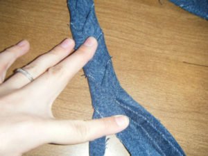 8dd2d3d2e54ab2026bf82c55d30a1fbc Килимок зі старих джинсів своїми руками: як звязати або зшити, майстер класи з фото