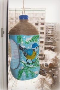 be0dc5d39df6eba37e90e014acbe24e3 Годівниця для птахів з пластикової пляшки: як зробити своїми руками, покрокові інструкції