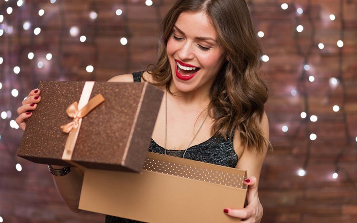  Що подарувати дружині на Новий 2021 рік: правила вибору подарунка, варіанти подарунків