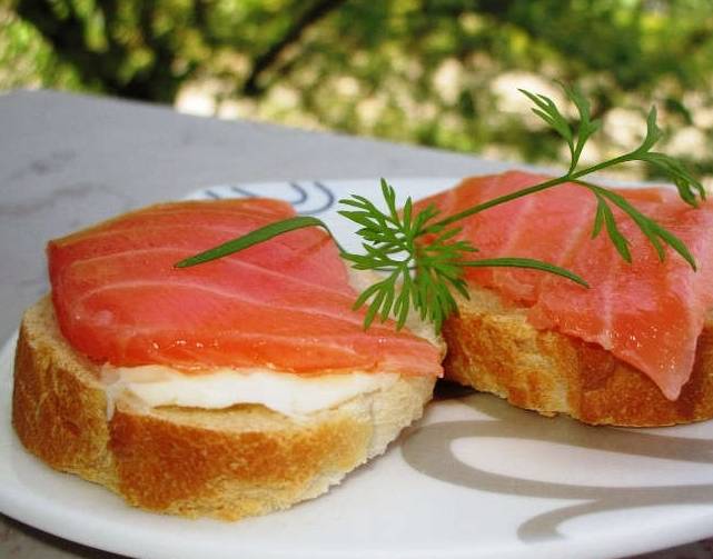 fb57d767166c12775f298a0a98b551f6 Бутерброди з червоною рибою: 11 смачних і простих рецептів на святковий стіл