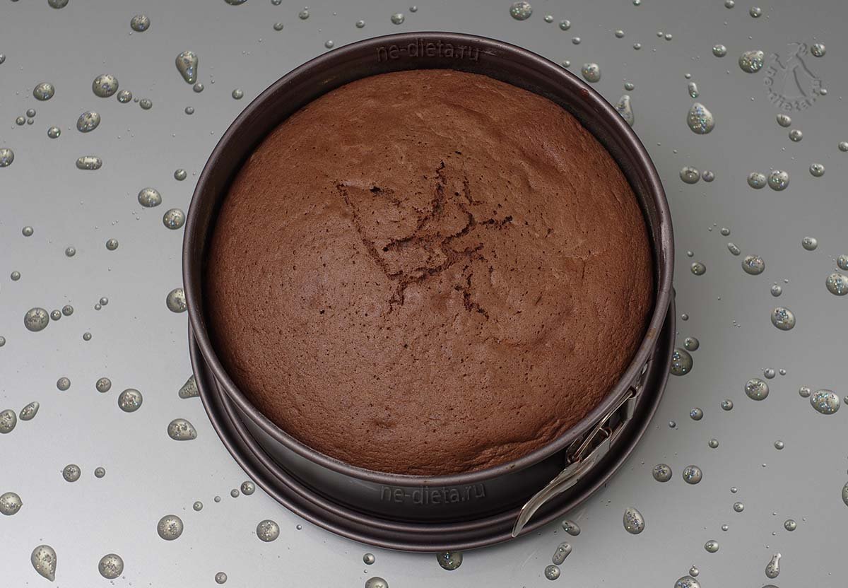 ff834df4114158a6c70291601271edf6 Як приготувати шоколадний торт з малиною — рецепт з шоколадного бісквіту з сирним малиновим кремом